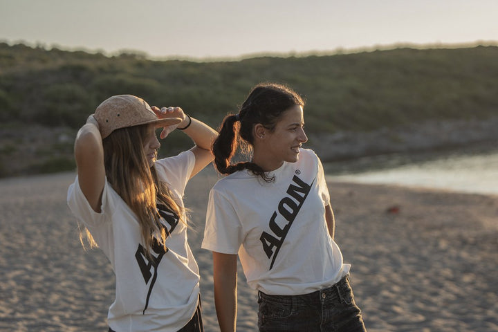 Mädchen am Strand mit ACON Korkmütze