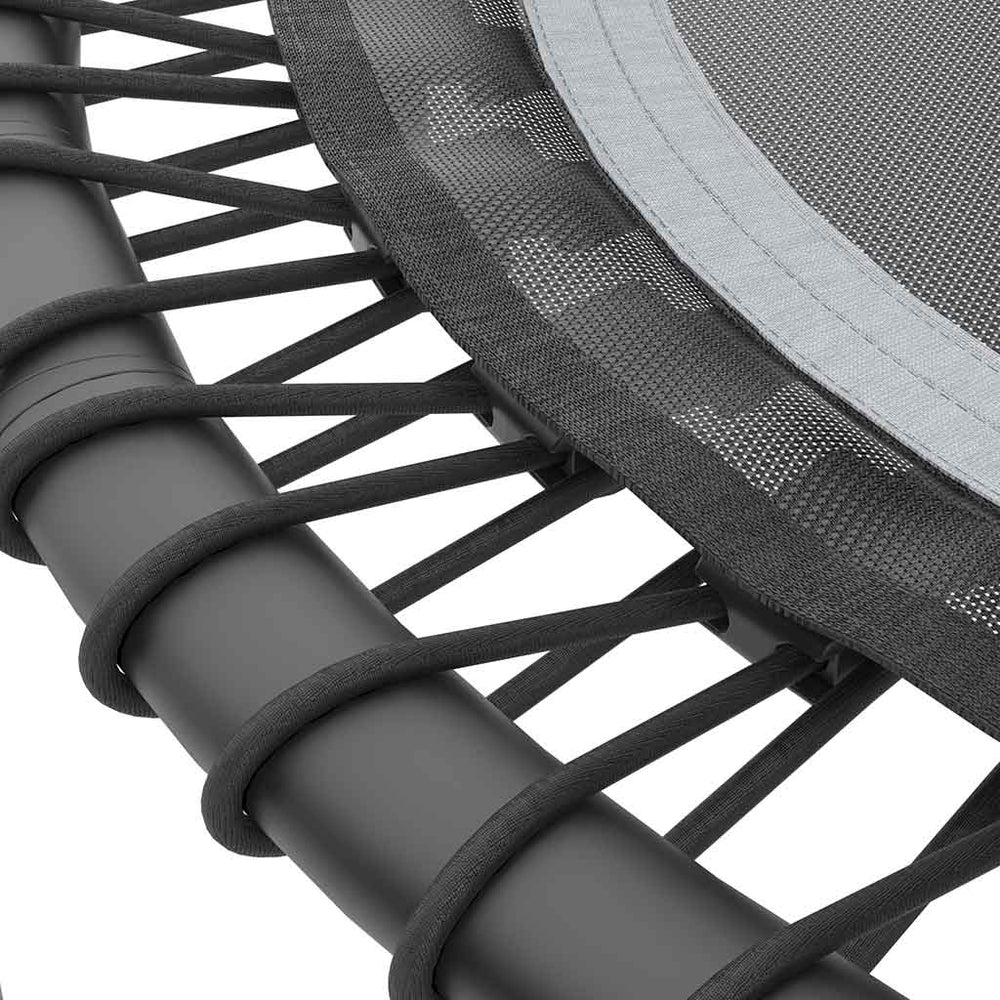 Nahaufnahme der schwarzen Bungee-Federn des ACON FIT 1,12m runden Trampolins.