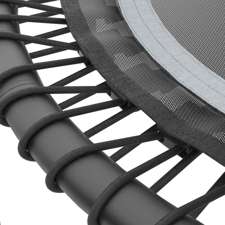 Nahaufnahme der schwarzen Bungee-Federn des ACON FIT 1,12m runden Trampolins.