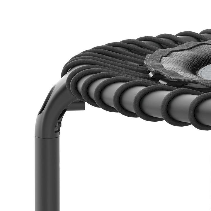 Nahaufnahme von schwarzen Bungee-Seilen auf ACON FIT 1,12m Rundtrampolin.