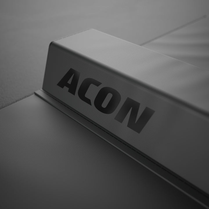 Eine Nahaufnahme des Black Acon Logos auf dem Black Edition ACON Balance Beam