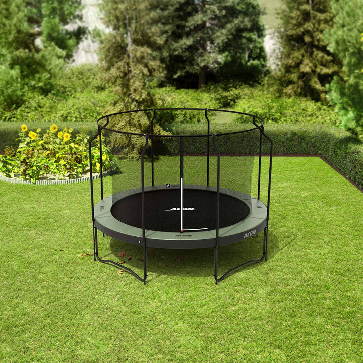 ACON Air 3,7m Trampolin mit Premium Überdachung im Hinterhof.