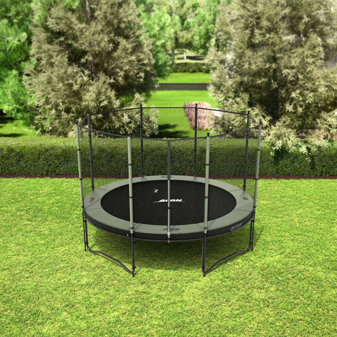 ACON Air 3,7m Trampolin mit Standard-Überdachung im Hinterhof.
