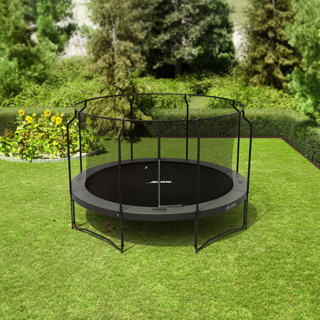 Eingelassenes Acon-Trampolin, umgeben von Holzpaneelen.