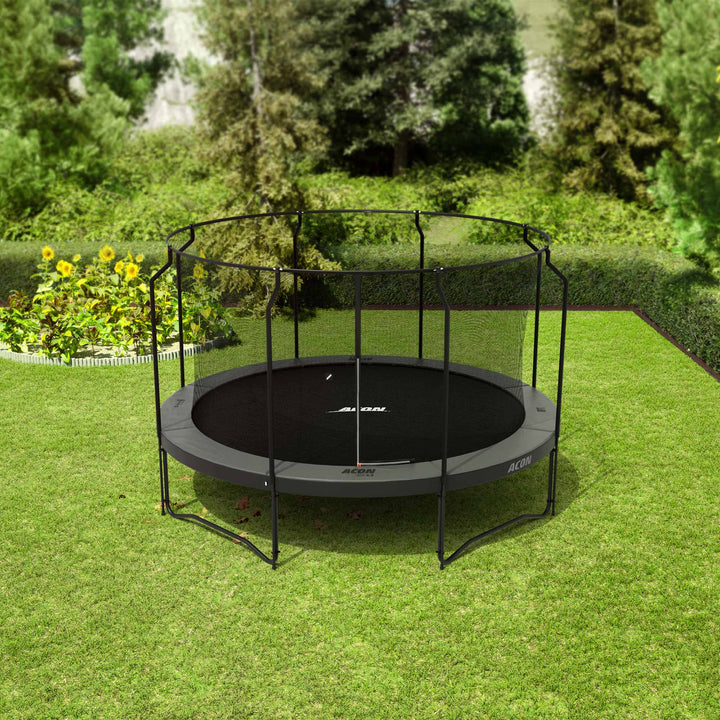 Eingelassenes Acon-Trampolin, umgeben von Holzpaneelen.