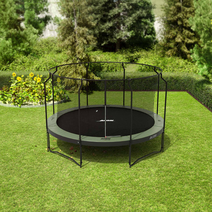 ACON Air 4,3m Trampolin mit Premium Überdachung im Hinterhof.