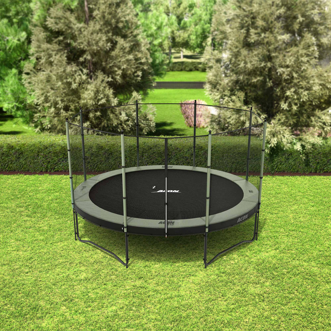 ACON Air 4,3m Trampolin mit Standard-Überdachung im Hinterhof.