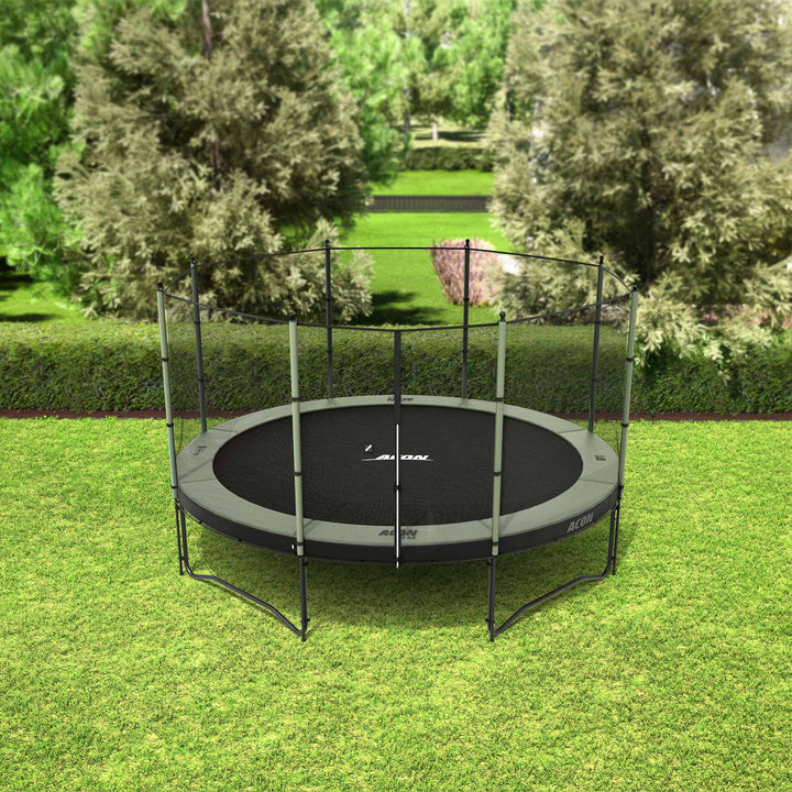 ACON Air 4,3m Trampolin mit Standard-Überdachung im Hinterhof.