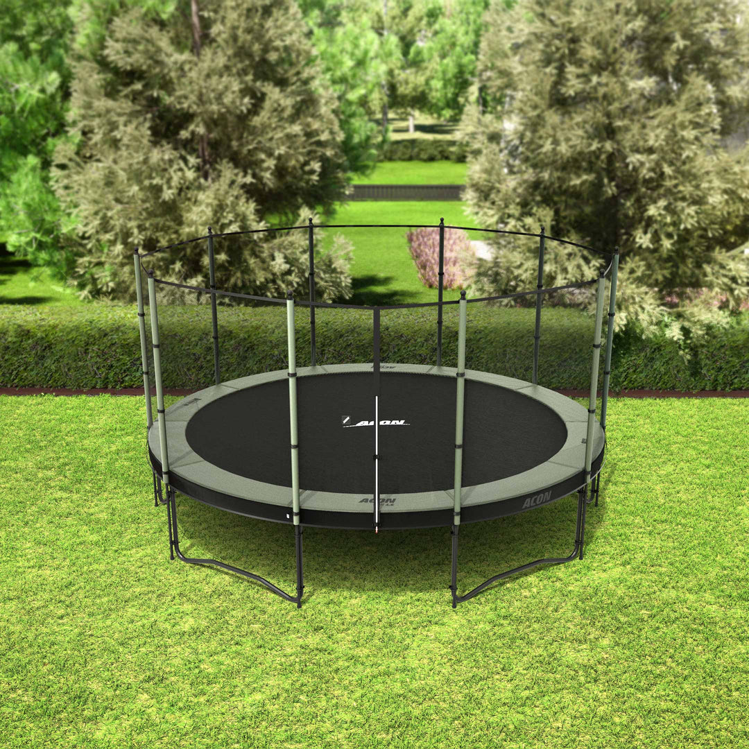 ACON Air 4,6m Trampolin mit Standard-Überdachung im Hinterhof.