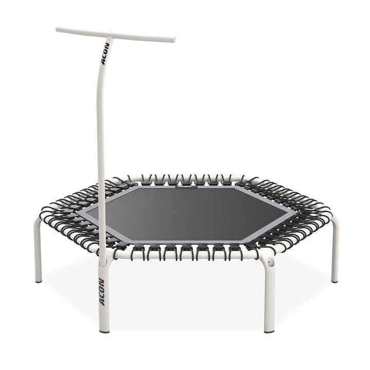 Eine weiße Griffstange für ACON FIT-Trampolin, die an einem sechseckigen FIT-Trampolin befestigt ist