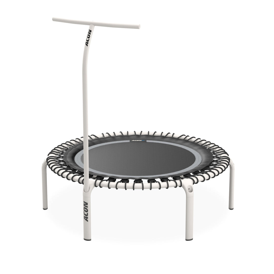 Weißes rundes ACON FIT 1,12m-Trampolin mit Griffstangen auf weißem Hintergrund.