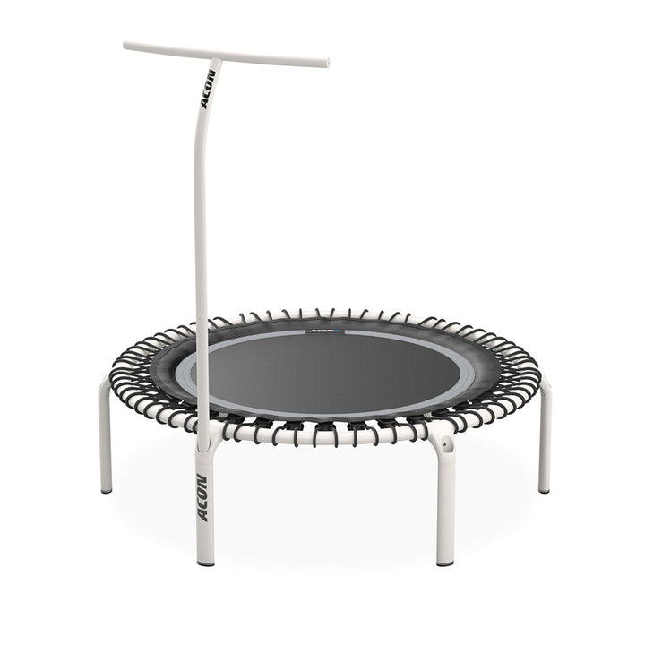 Eine weiße Griffstange für ACON FIT-Trampolin, die an einem runden FIT-Trampolin befestigt ist