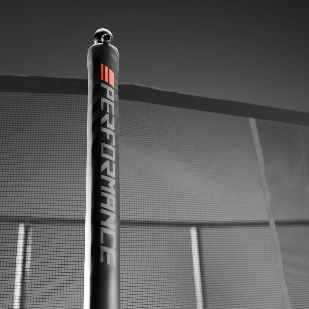 Detail des Sicherheitsnetzpfostens des Acon HD PRO Trampolins.