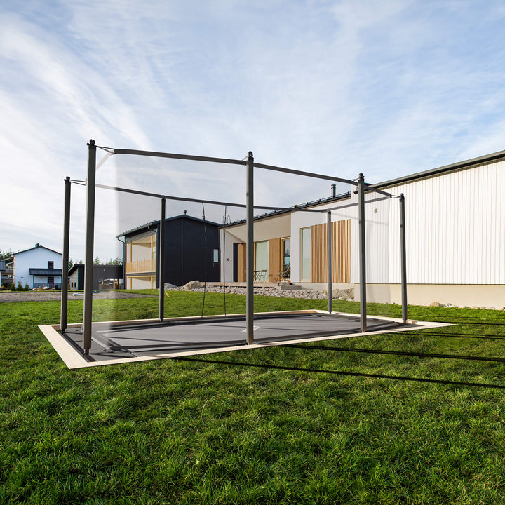 Acon HD Trampolin im Gartenboden installiert.