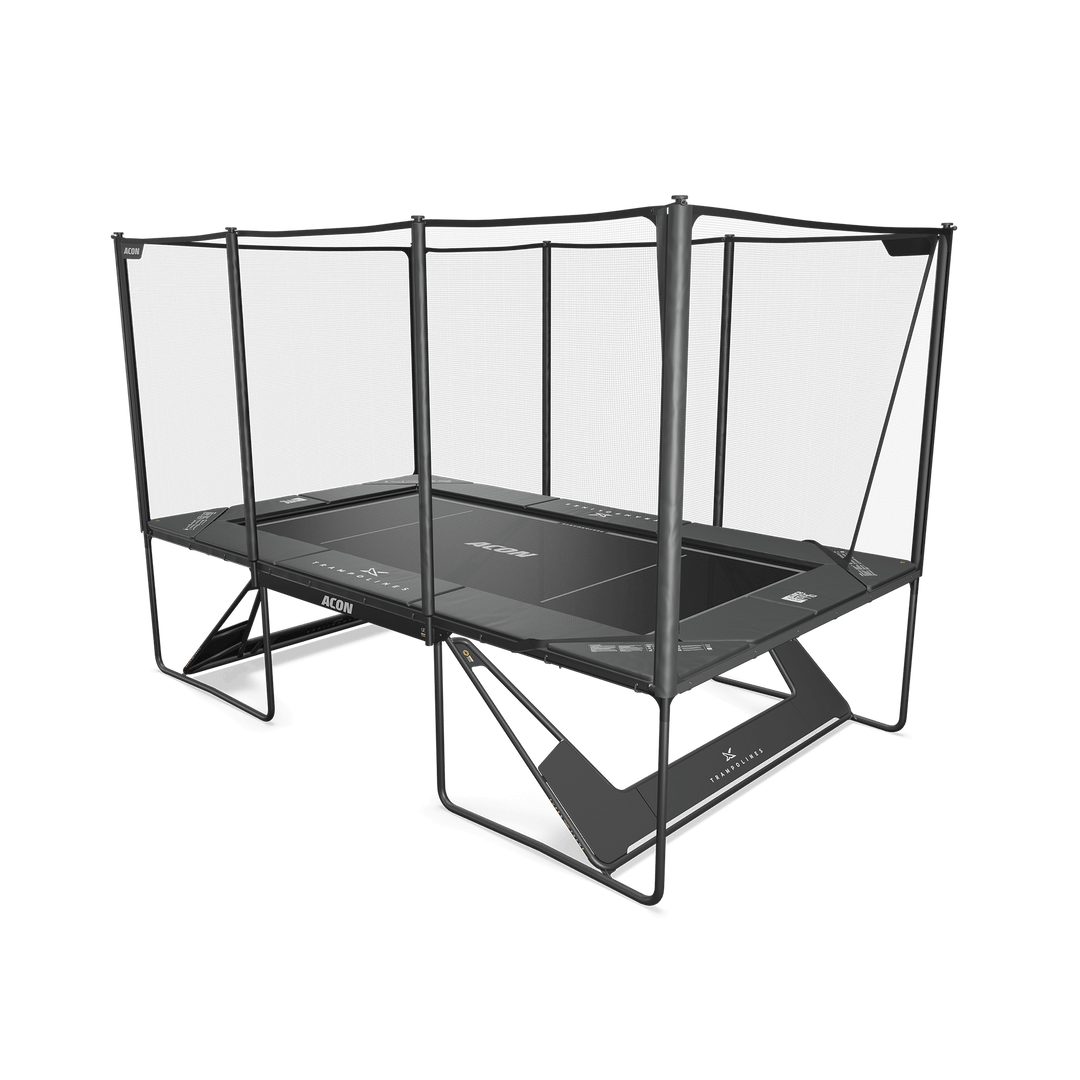 Bild eines schwarzen Acon X-Trampolins mit installierter Performance-Matte