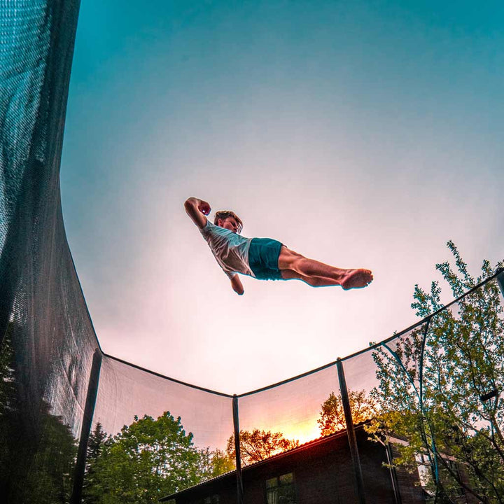 Junge Tricker springt auf dem ACON-Trampolin.