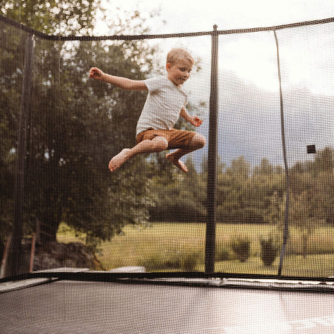 Ein Junge springt auf dem ACON 16 HD Trampolin.