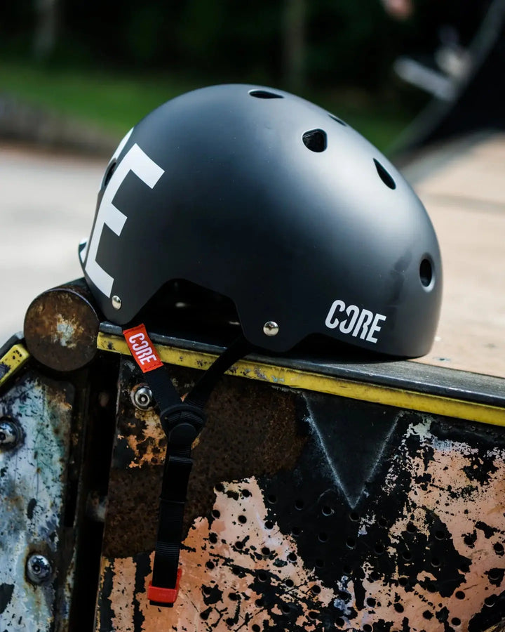 Core Street Helm black/white