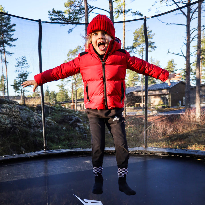 Ein Junge spielt Trampolin-Basketball.