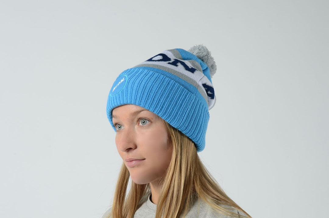 Ein Mädchen mit ACON Hockey Beanie