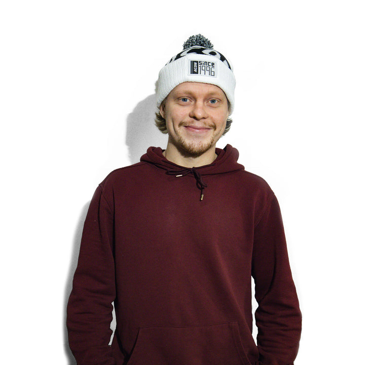 Ein Foto eines jungen, weißen Jungen, der die Acon Blk/Whi Beanie in einem Studio trägt.
