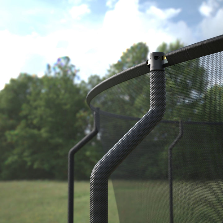 ACON Air 4,3m Trampolin mit Premium-Überdachung, Detail: Stangen und oberer Anschluss.