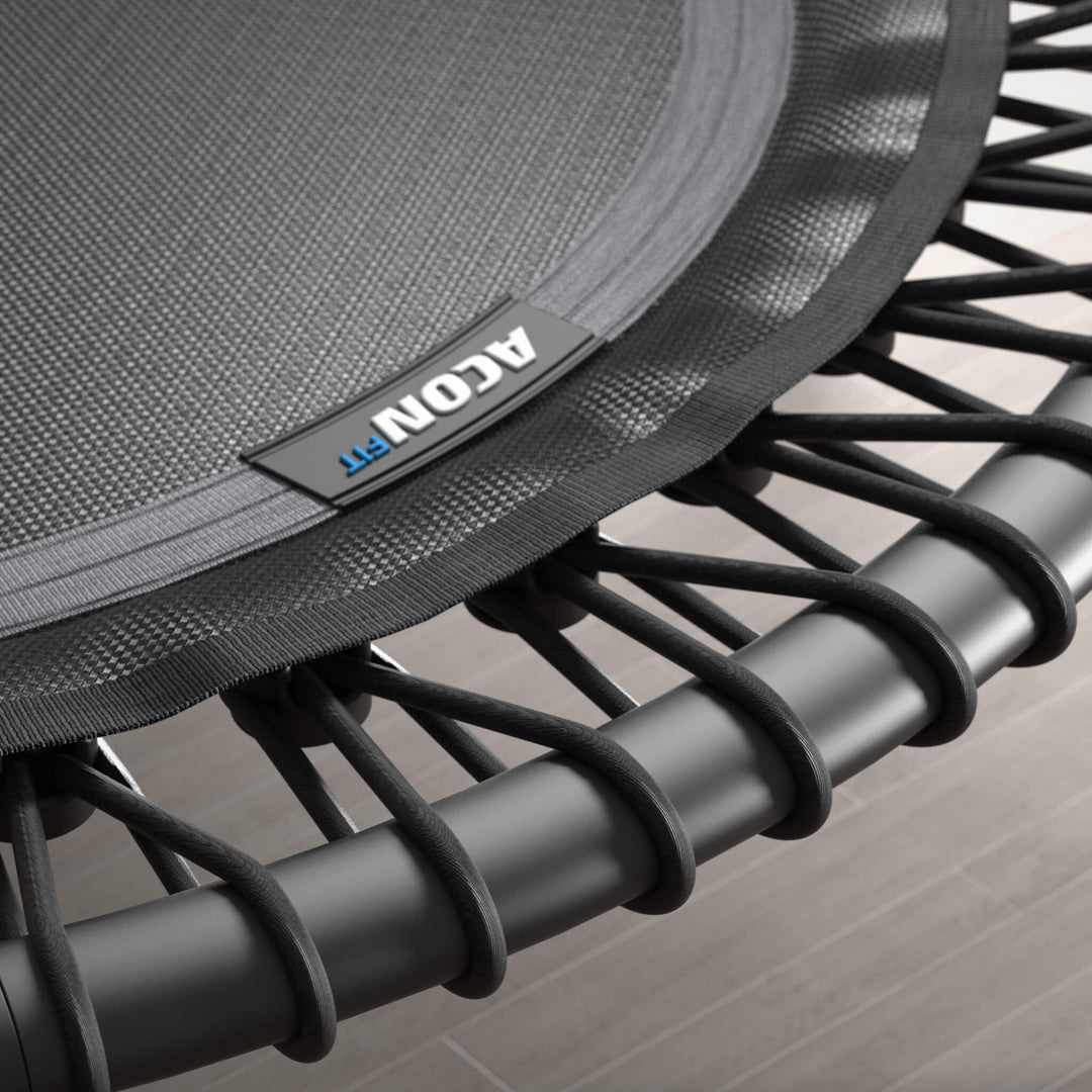 Nahaufnahme eines weißen, runden Acon FIT-Trampolins.