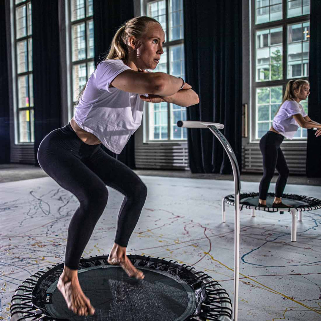 Frauen beim Trampolintraining auf einem weißen ACON FIT 1,12m-Trampolin.