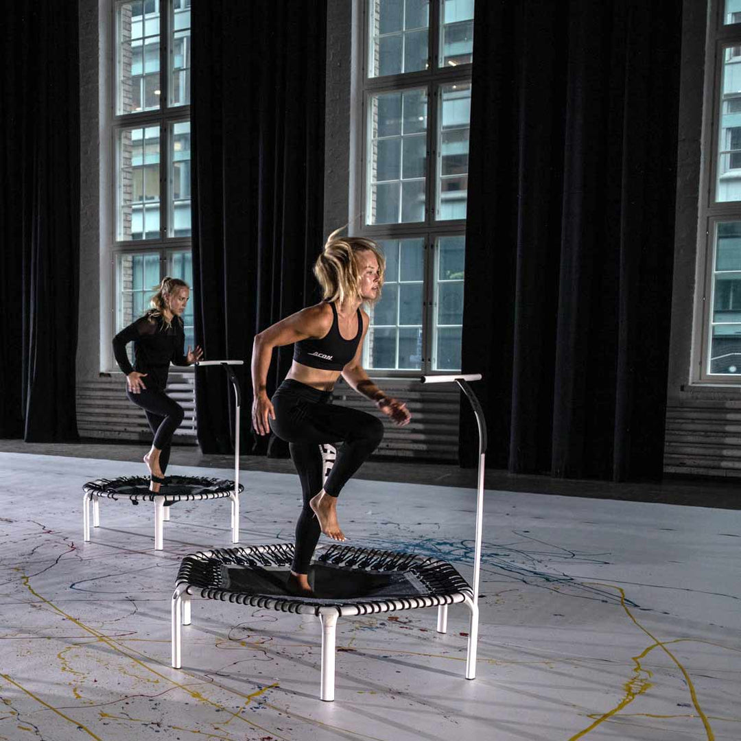 Übung Acon FIT 1,41m mit weißem Hexagon-Trampolin.