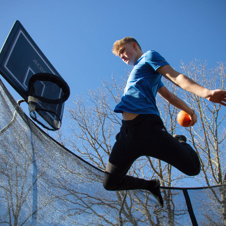 ACON Air 4,3m Trampolin Schwarz mit Premium-Überdachung im Garten.