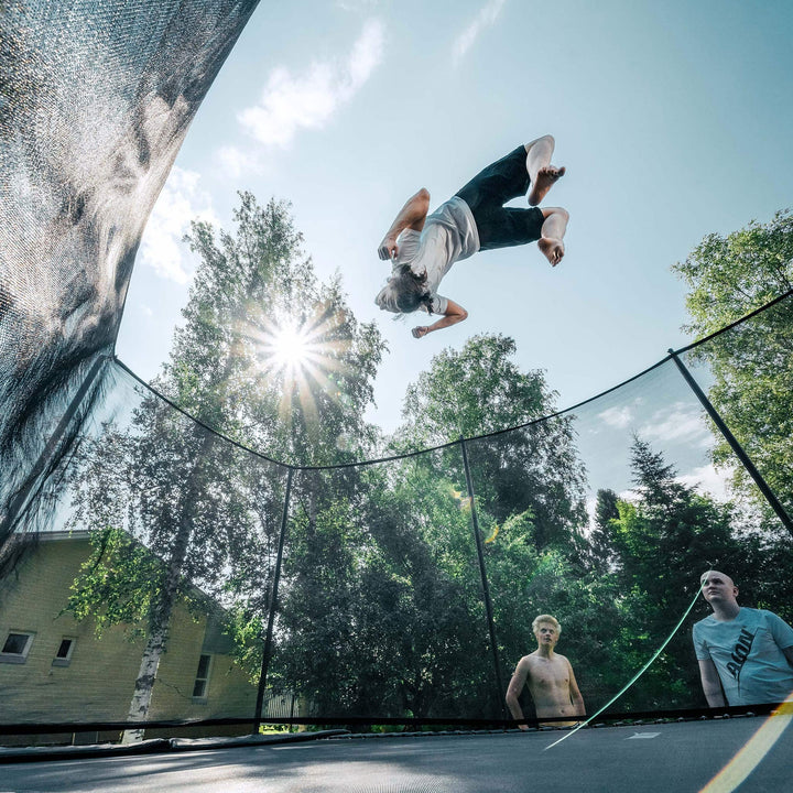 Trampolintrick auf Acon 16 HD PRO Trampolin, Jungs schauen zu.